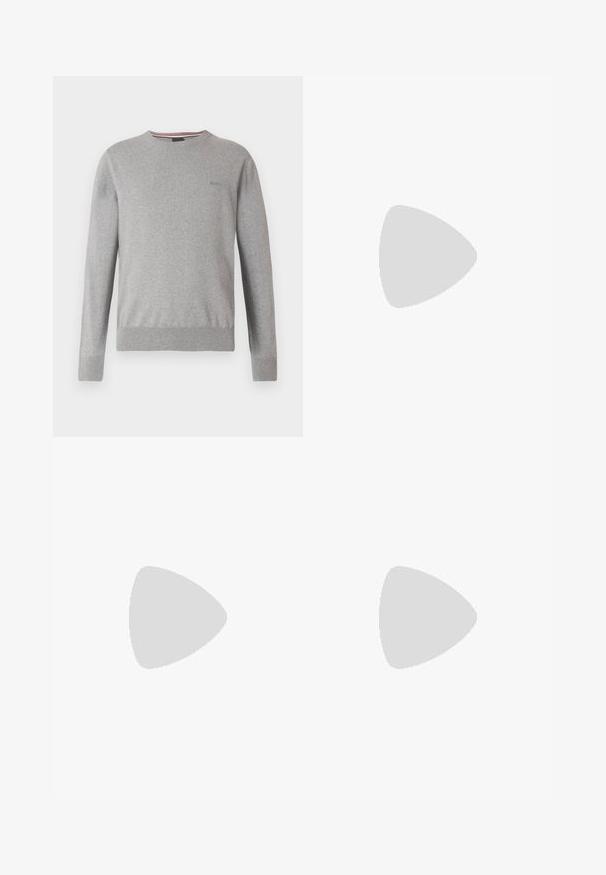 Pull gris avec col rond, manches longues, poignets et ourlet côtelés, avec un logo discret sur la poitrine et des accents rayés au niveau de l'encolure.; Chemise blanche à manches longues avec col officier et patte de boutonnage cachée, présentée sur un fond clair uni.; Pantalons gris clair en tissu texturé avec un design à jambes droites, plis simples et ourlets retroussés. Apparence minimaliste et sur mesure.; Mocassin en cuir noir avec un accent métallique, présenté en lévitation au-dessus d'un tapis beige, avec une table ronde de couleur ambre en arrière-plan.