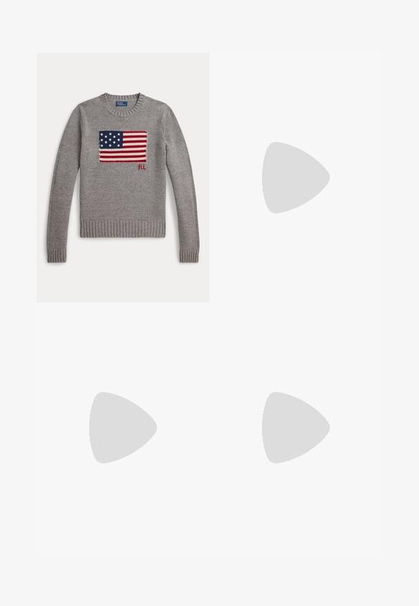 Pull gris en tricot avec un motif du drapeau américain et les initiales "RL" sur la poitrine, poignets côtelés et encolure ronde.; Chemise bleu clair à manches longues avec boutons, col et petit logo brodé sur le côté gauche de la poitrine.; Jean en denim bleu taille haute avec jambes évasées et légère décoloration sur la partie avant des cuisses, présenté sur fond blanc.; Mocassins blancs en cuir avec une finition texturée, bout arrondi et accent tressé. Talon en bois bas et design minimaliste.