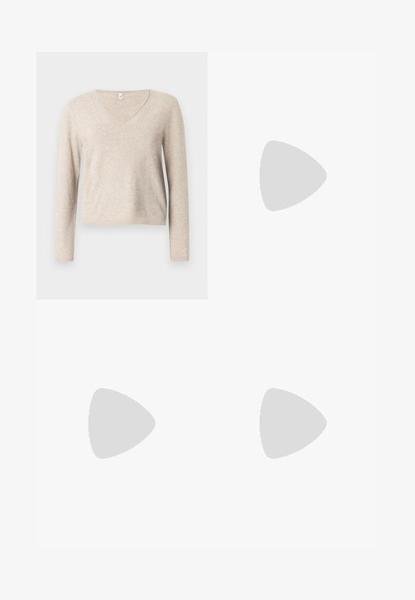 Pull beige à col en V en tissu tricoté doux avec des manches longues, présentant une coupe décontractée et un ourlet côtelé. Surface texturée avec un léger éclat.; Chemise blanche à manches longues avec boutons, col pointu, ourlet droit et silhouette ajustée, présentée sur un fond clair uni.; Jupe mini en tartan bleu marine avec des lignes marron et grises, fabriquée dans un tissu lisse, avec une fente discrète au dos pour plus de liberté de mouvement.; Jambes portant des leggings côtelés foncés associés à des ballerines noires avec de petits détails en nœud sur fond blanc.