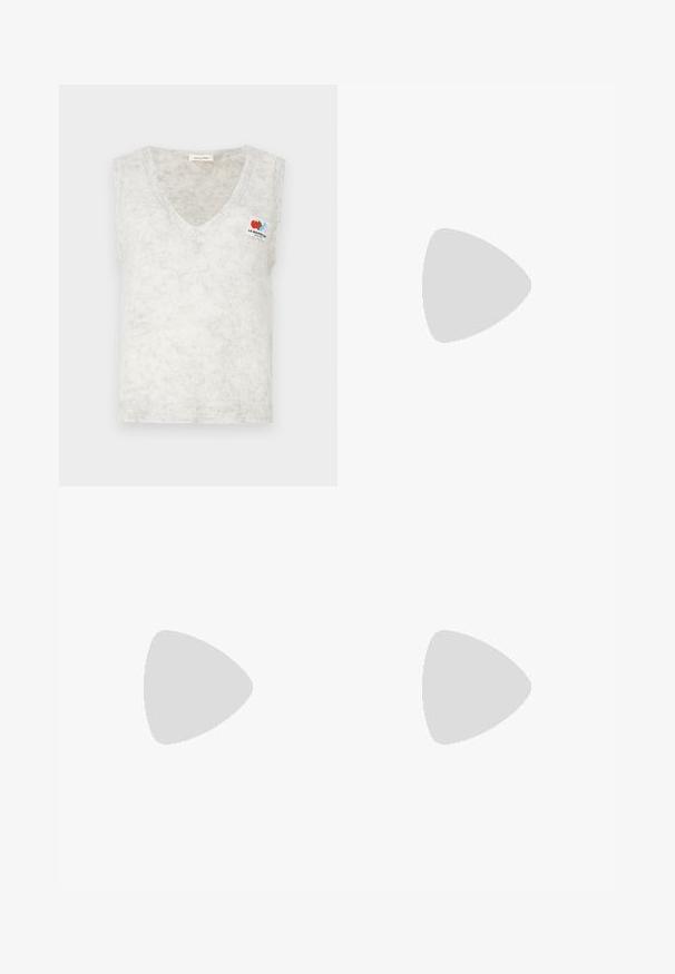 Hellgraues, ärmelloses Stricktop mit V-Ausschnitt; verfügt über ein kleines, farbenfrohes Logopatch auf der linken Brust. Sanfte Textur mit einem dezenten Muster.; Weiße Denim-Jeans mit geradem Bein, hoher Taille, Reißverschluss und metallischem Knopfverschluss. Verfügt über fünf Taschen und dezente Nähte.; Beige High-Heeled Mules mit verdrehtem Leder- Riemen-Design, offenen Zehen und geprägt logo Akzent. Die Ferse hat eine schwarze Spitze Detail.; Rechteckige Handtasche in Cremefarbe mit einem einzelnen Trageriemen und Reißverschluss oben, ausgestattet mit einer kleinen, geprägten Logoplakette vorne.