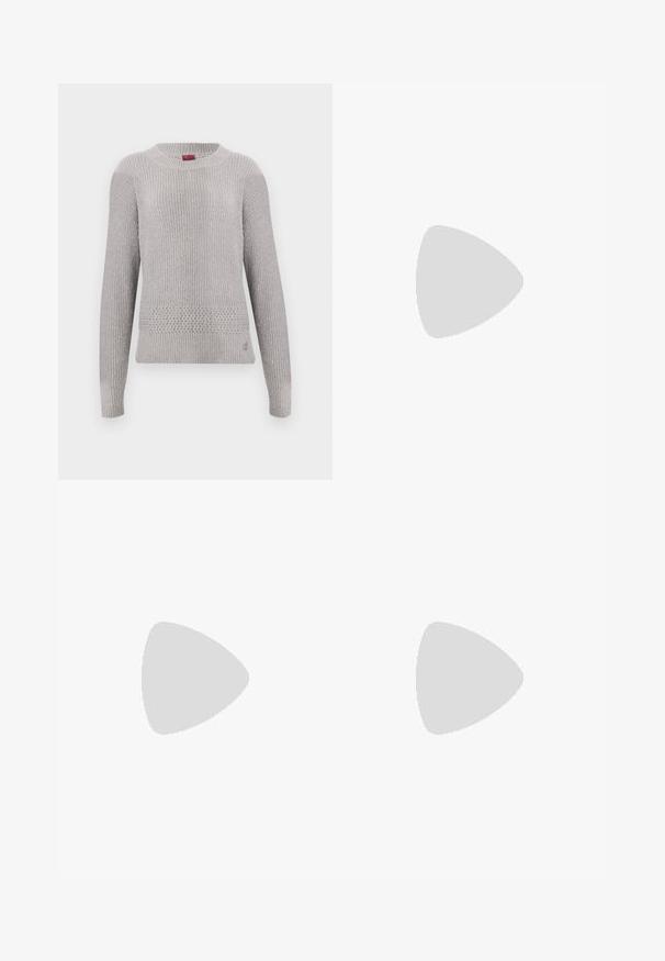Pull gris clair avec un design en tricot texturé, doté d'un col rond et de manches longues. Motif tricoté détaillé à l'ourlet.; Jean large noir en denim avec un design à cinq poches, fermeture à bouton à l'avant et détails de couture subtils.; Chaussure plate en cuir noire à bout pointu avec petit talon, vue de profil sur fond blanc.; Sac à main tissé beige avec fine bandoulière et petit logo doré "BOSS" à l'avant, présenté sur fond blanc uni.