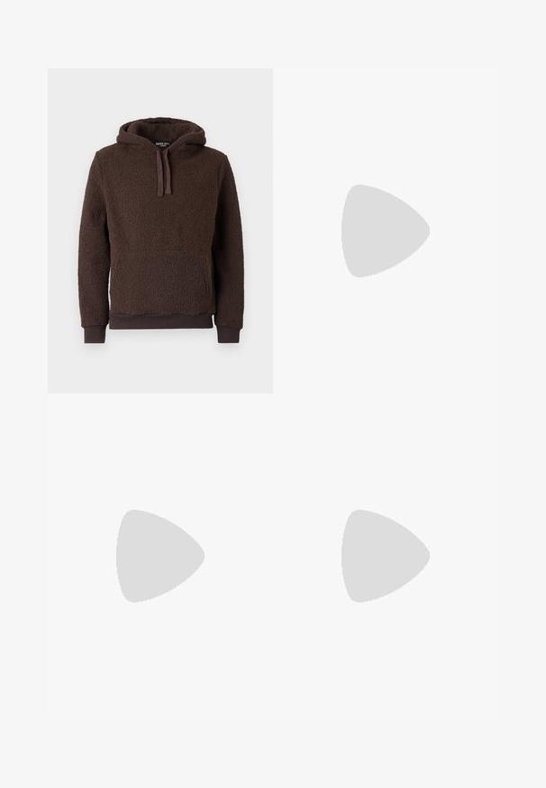 Pruun fliistee hoodie tekstuuriga pinnaga, esikott, nööriga kapuuts ja soonikused varrukad. Pehme, soe kangas ja lõdva istuvusega.; Valge puuvillane t-särk, millel on musta trükitud tekst "PREMIUM American Classic 1990 AUTHENTIC DENIM GOODS." Lühikesed varrukad, tavapärane lõige.; Korduroist püksid tuhmis taupe värvitoonis, millel on elastne vöökoht koos paeltega ja kitsenevad sääred, millel on vertikaalne ribatextuur.; Mustad musta nahast pahkluu saabaste paar, millel on elastsed külgpaneelid, sile tekstuur, ümarad varbad ja lamedad tallad, asetatud puidust laua peale rohelise taustaga.