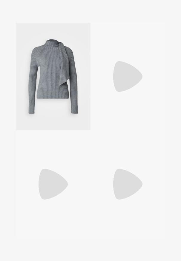 Pull en tricot côtelé gris avec un col montant et un détail de foulard drapé. Manches longues et silhouette ajustée avec un tissu texturé.; Pantalons marron à jambes larges avec un motif imprimé serpent texturé en noir. Comprend une fermeture à bouton et un design traditionnel à cinq poches.; Baskets en daim noir avec trois bandes blanches, semelle en caoutchouc beige, et un petit logo doré sur le côté. Dotées d'une doublure intérieure noire lisse.; Lunettes noires rectangulaires avec des verres transparents, présentant des bords arrondis et des accents sur les côtés, avec une finition brillante sur la monture et les branches.