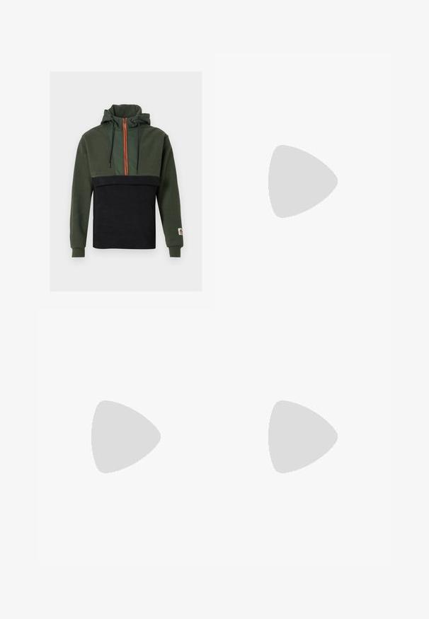 Sweat à capuche en molleton doux, avec une partie supérieure vert foncé et une partie inférieure noire, zippé orange et cordons ajustables.; T-shirt en coton texturé blanc cassé à manches courtes, col rond et logo subtil sur la poitrine gauche, présenté sur fond gris.; Pantalon casual marron avec taille élastique, fermeture à bouton, jambes droites et poches avant, présenté sur un fond blanc uni.; Baskets blanches avec des accents noirs et gris, présentant un embout texturé gris, une semelle en caoutchouc noir et des lacets plats blancs. Design épuré, style minimaliste.