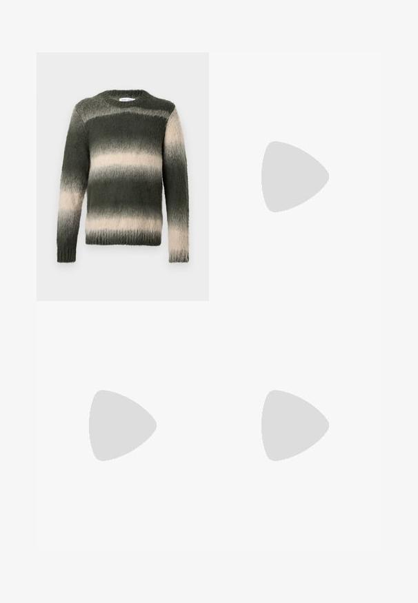 Un pull rayé vert et crème avec une finition texturée et duveteuse. Il présente un col rond et des manches longues ; le motif ombré passe du sombre au clair.; Chemise blanche à manches longues en tissu lisse, dotée d'un col classique, d'une patte de boutonnage et de poignets avec boutons, présentée sur un fond uni.; Jean en denim noir taille haute avec fermeture à bouton et à glissière, poches avant et arrière, et coupe droite.; Mocassin en cuir noir avec une bride à boucle, détails cousus autour de la pointe, et un petit talon avec un accent métallique.