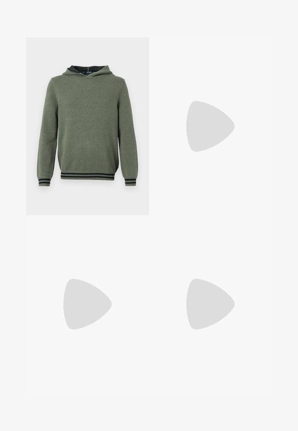 OLYMP Level Five HOODIE - Pullover - grey green; T-shirt blanc à manches courtes en coton avec un col rond, présentant une texture lisse et un design simple, sans motifs ni accents.; Pantalons cargo gris foncé avec une taille élastique, un cordon de serrage, des poches à rabat sur les côtés et une coupe droite.; Baskets en cuir blanc avec une texture lisse, présentant un design perforé, un laçage classique et une semelle en caoutchouc, positionnées au-dessus d'une surface en bois.