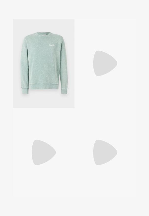 Sweatshirt vert clair en tissu doux, avec un col rond, des manches longues, des poignets côtelés et un petit logo blanc sur la poitrine.; T-shirt blanc uni à manches courtes et col rond avec une coupe décontractée, présenté sur un fond clair.; Pantalons en denim noir à coupe droite, avec poches avant, fermeture à bouton et accents en métal doré. Texture lisse.; Des baskets en cuir blanc avec une finition lisse, un bout rond, des lacets plats et une semelle texturée. Accents en daim gris au niveau du talon.