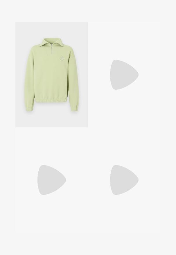 Sweatshirt vert clair avec un col zippé à mi-hauteur, texture côtelée, taille élastique et un logo en forme de diamant sur la poitrine.; Jean en denim bleu clair avec une coupe droite, un design à cinq poches et une fermeture à bouton à la taille. Texture lisse et décoloration subtile.; Sneaker blanche avec une tige en cuir lisse et un profil bas. Présente un bout arrondi, six œillets et une semelle en caoutchouc texturé.; Sac banane en cuir texturé vert olive avec logos noirs, fermeture éclair argentée, doubles tirettes et plaque de marque centrale argentée.
