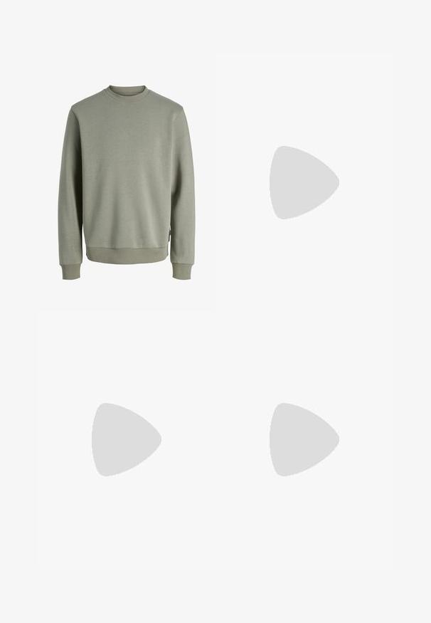 Sweatshirt vert olive à manches longues avec col rond, poignets et ourlet côtelés, design uni, présenté sur fond blanc.; Chemise à manches longues boutonnée avec motif à carreaux marron, blanc et beige et col classique.; Jean en denim bleu foncé à coupe droite avec fermeture à bouton et fermeture éclair à l'avant, poches avant et arrière, présenté sur fond blanc.; Baskets beiges à lacets flottant au-dessus d'un tapis texturé avec une table basse en bois et des livres empilés en arrière-plan flou.