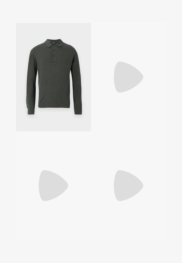 Polo à manches longues en vert foncé, en tissu texturé. Présente un col classique et une patte de boutonnage à trois boutons.; Pantalon gris en tissu texturé, avec une fermeture à bouton et une taille élastiquée. Design à jambe droite avec des plis latéraux.; Chaussure mocassin en cuir noir suspendue au-dessus d’un tapis beige avec du mobilier moderne couleur ambre en arrière-plan.; Sac en cuir noir à bandoulière avec une texture lisse, un rabat avant, un accent logo argenté et une bandoulière en tissu réglable.