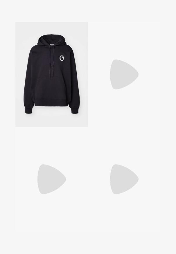 Sort hættetrøje lavet af blødt materiale, med en frontlomme i kangoorustil, snoretræk til hætten og et cirkulært logo på venstre bryst.; Sort langærmet t-shirt lavet af bomuld, med rund halsudskæring og lige pasform, samt et lille logodetalje på ærmet.; Sorte lige benbukser lavet af bomuldsblandet stof. Har en flad frontbetræk med bæltesløjfer og ingen synlig hardware eller udsmykninger.; Sort Nike løbesko med fjedrende opdelt sål, mesh-øverdel og matchende sort swoosh-logo på siden.