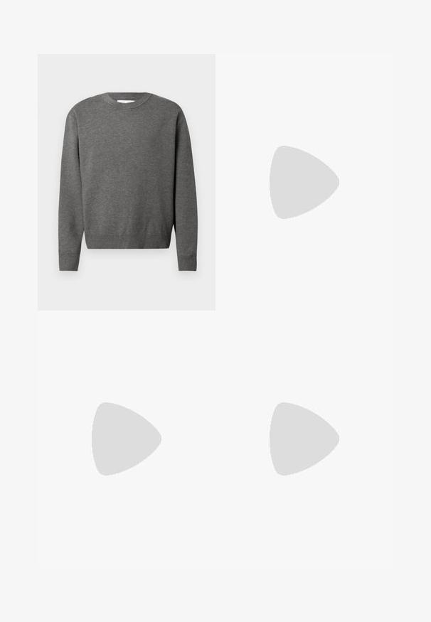 Pull en gris à col rond fabriqué en tissu tricoté doux. Dispose de manches longues et de poignets et d'un ourlet côtelés. Design minimaliste sans logos visibles.; Chemise noire à manches longues en tissu léger, dotée d'un col cranté, de boutons sur le devant et de deux poches poitrine.; Jean noir droit avec coutures orange, cinq poches, fermeture par bouton, et une petite étiquette Calvin Klein sur la poche avant droite.; Calvin Klein HYBRID CUP - Chaussons - triple black