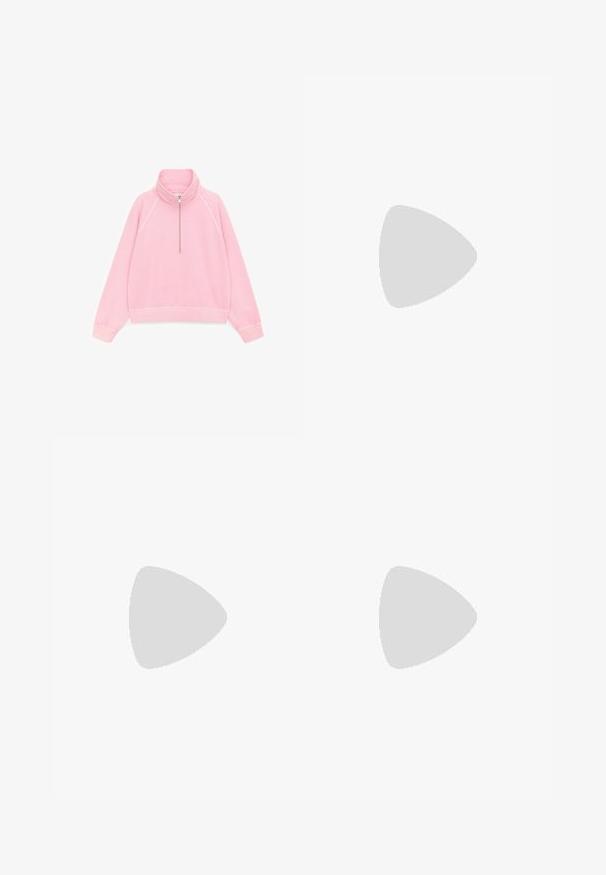Pull rose à manches longues avec col montant et demi-fermeture éclair sur le devant, en tissu doux, présenté à plat sur fond blanc.; Pantalon noir ample avec taille élastique et jambes larges et droites, présenté à plat sur un fond clair.; Chaussure mocassin en suède marron avec une douillette doublure en fourrure blanche, semelle plate en caoutchouc, bout arrondi et petite languette au talon.; Sac à main hobo décontracté en cuir noir avec une seule bandoulière large et un détail de tirette de fermeture éclair sur fond blanc uni.