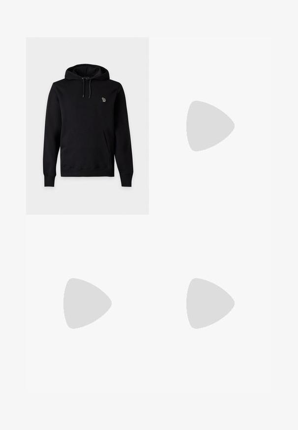 Sweat à capuche noir à enfiler avec poche kangourou à l'avant, cordon de serrage ajustable à la capuche et petit logo brodé coloré sur la poitrine gauche.; Chemise blanche à manches longues avec col pointu et poche poitrine, présentée sur un fond gris clair uni.; Pantalons noirs en coton avec une coupe droite, dotés d'une fermeture à bouton à l'avant et de poches latérales. Texture lisse, sans motifs.; Mocassin en cuir noir sans lacets avec petit talon et bout arrondi, présenté sur un fond blanc uni.
