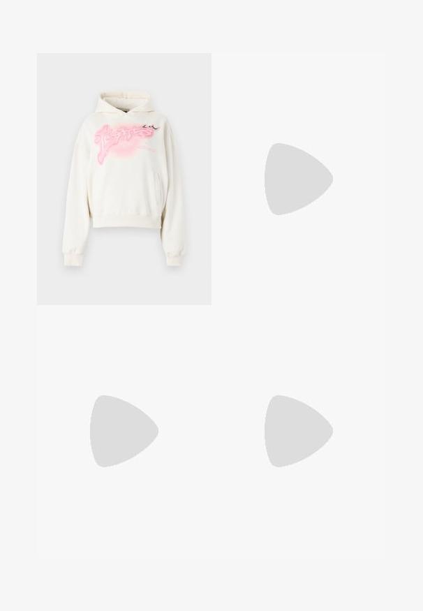 Sudadera recortada de color crema hecha de tejido suave. Presenta un diseño gráfico en rosa y un bolsillo frontal. Incluye capucha con cordones y puños acanalados.; Jeans de mezclilla azul claro de pierna ancha con cintura alta, acabado desgastado, diseño de cinco bolsillos y piernas de corte recto con dobladillo sin rematar.; Zapatilla blanca Adidas Samba con franjas de ante marrón, suela de goma marrón y puntera de ante beige, vista desde el lado exterior sobre un fondo liso.; Mujer con blusa de estampado en blanco y negro sosteniendo un bolso de hombro rojo brillante sobre un fondo liso.