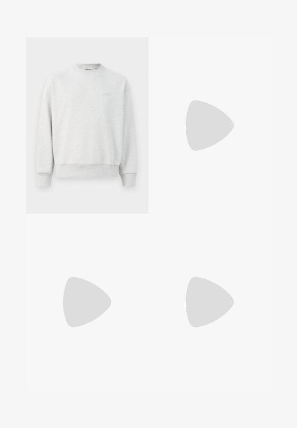 Sweat-shirt gris à col rond, avec des poignets et un ourlet côtelés. Fabriqué en tissu doux, avec un petit logo sur la poitrine.; T-shirt à manches courtes unie vert clair atténué avec un petit logo multicolore Dickies sur la poitrine gauche.; Pantalon de survêtement à taille élastique bleu-gris avec cordon de serrage ajustable et jambes droites, présenté sur un fond blanc.; Baskets de sport noires et grises avec un tige en mesh et en suède, présentant une semelle intermédiaire blanche, des lacets et un logo "N" audacieux sur le côté.