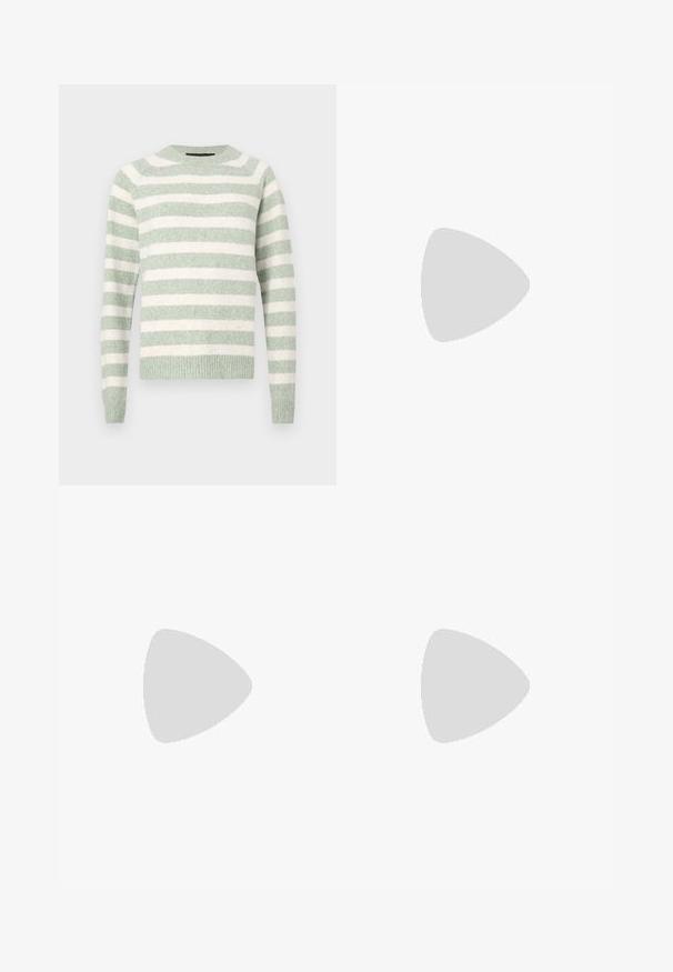 Pull rayé en vert doux et blanc. Tissu tricoté avec un col rond et des poignets côtelés. Coupe décontractée. Rayures horizontales régulièrement espacées.; Jupe A-line en denim bleu foncé avec une fermeture à boutons à l'avant, dotée de poches, de coutures contrastantes et d'une longueur jusqu'au mollet.; Jambes portant des leggings côtelés foncés associés à des ballerines noires avec de petits détails en nœud sur fond blanc.; Petit sac à main noir brillant avec deux longues anses et des détails à cordon sur les côtés sur un fond clair uni.