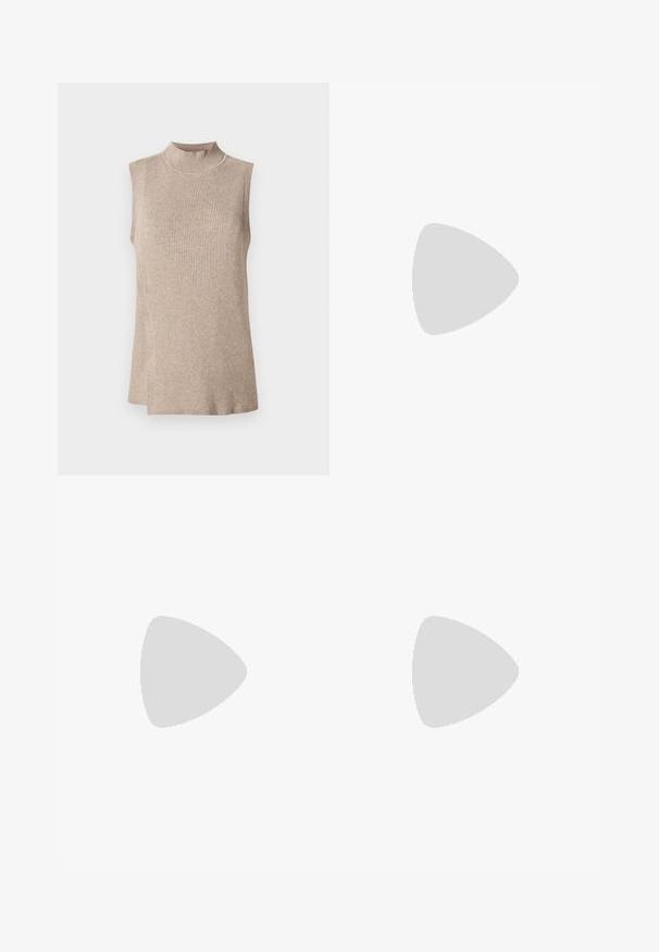 Haut sans manches beige avec un col montant côtelé, présentant un motif tricoté texturé et un ourlet asymétrique, idéal pour les superpositions.; Jupe noire courte plissée en tissu lisse. Dispose d'une taille élastique et d'une silhouette évasée qui s'étend jusqu'au milieu de la cuisse.; Chaussure slingback en cuir verni noir avec bout pointu et petit talon bloc incliné sur fond clair uni.; Sac à main en cuir noir de forme arrondie, décoré de clous argentés et équipé d'une poignée courte. Texture lisse et fermeture éclair.