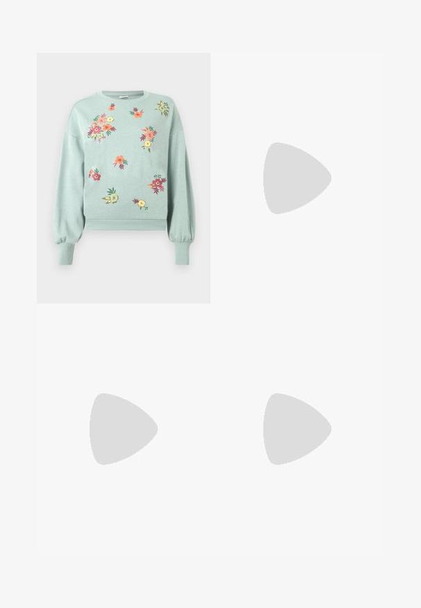 Sweatshirt vert clair avec broderies florales en rose, orange et jaune. Il présente des poignets et un ourlet côtelés, avec une coupe décontractée et des manches ballon.; T-shirt à manches courtes bleu clair en coton doux. Doté d'un col rond et d'une texture lisse sans motifs ni accents visibles.; Jean en denim bleu clair avec une taille haute, une fermeture double bouton, des poches avant et arrière, et des jambes légèrement évasées.; Escarpins noirs à plateforme avec un bout pointu et une sangle réglable à la cheville. Conçus en cuir lisse, avec un large talon bloc.