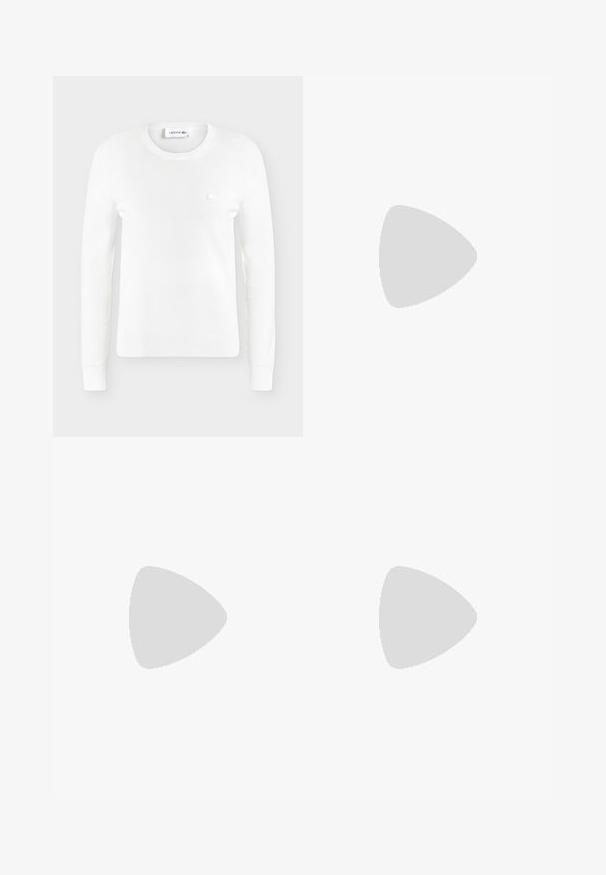 Pull blanc à manches longues avec col rond, poignets et base côtelés, avec un petit logo brodé sur la poitrine gauche.; Débardeur bleu marine en tissu côtelé. Doté d'un encolure dégagée large et de fines bretelles. Texture lisse avec une coupe ajustée.; Jupe crayon midi noire avec motif en dentelle crochetée florale et ourlet festonné.; Sandale en cuir noir avec deux boucles réglables, design à bout ouvert et une semelle intérieure marron, présentée au-dessus d'un tapis texturé.