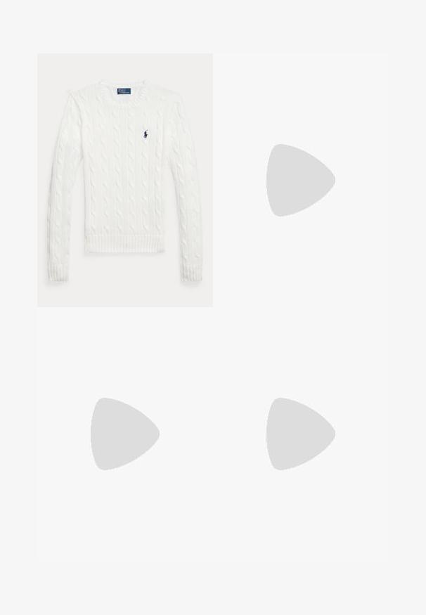 Witte kabelgebreide trui met lange mouwen, een ronde hals en een klein marineblauw Polo Ralph Lauren-logo op de linkerborst.; Lichtblauw overhemd met lange mouwen, knopen en een kraag, met een klein geborduurd logo op de linkerborst.; Rechte kaki broek met voorzakken, riemlussen en knoopsluiting, plat uitgestald op een witte achtergrond.; Zwart, puntige kitten heel-schoen met enkelbandjes en cut-out details aan de zijkanten, getoond op een effen lichte achtergrond.