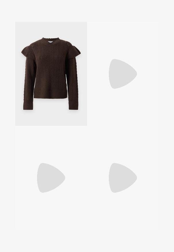 Pull en tricot marron foncé avec des motifs de cable texturés et des détails de volants aux épaules, doté de manches longues et de poignets et d'un ourlet côtelés.; Pantalons évasés marron en tissu doux semblable à du daim. Comprend quatre poches, une fermeture à bouton et une surface lisse et texturée.; Chaussure à talon haut en daim marron à bout pointu, avec une fine bride de cheville et une boucle argentée sur fond blanc.; Sac à main en cuir noir de forme arrondie, décoré de clous argentés et équipé d'une poignée courte. Texture lisse et fermeture éclair.