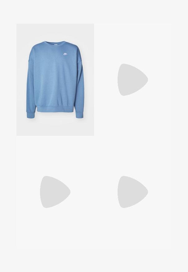 Sinine dressipluus, mis on valmistatud pehmest kangast, ümmarguse kaelusega, pika varrukaga, soonikkoes mansetid ning väikese valge Nike logoga rinnal.; Halli lühikeste varrukatega T-särk, mis on valmistatud puuvillast ja millel on rinnal must Nike'i logo ning ümar kaelus. Minimalistlik disain, ilma mustriteta.; Tumedatest denimist valmistatud teksad, millel on kõrge vöökoht ja sirge jalg. Omab nööbiga sulgemist, viit taskut ja kontrastset õmblust.; Must ja punane Nike spordijalats nähtava vedeliku sarnase tallaga, mis tasakaalustab betoonist astme serval.