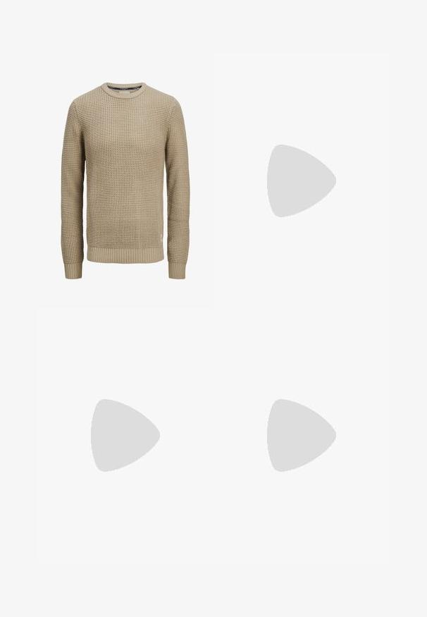 Pull en tricot beige à manches longues avec motif gaufré texturé, encolure ronde, poignets et ourlet côtelés.; T-shirt gris à manches courtes avec un col rond, fabriqué en tissu doux, présentant un ourlet légèrement arrondi et des détails de couture visibles.; Jeans en denim bleu clair avec une coupe droite, cinq poches, une fermeture à bouton et un léger délavage sur l'avant.; Mocassins en cuir noir avec une finition lisse, un bout rond, un petit talon et descoutures décoratives à l'avant. Semelle en caoutchouc pour l'adhérence.