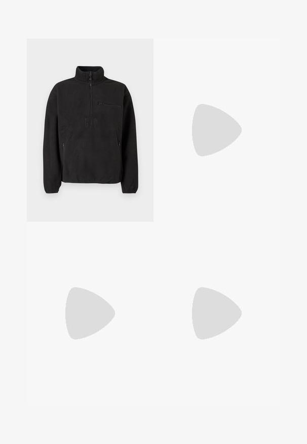 Pull-over polaire noir avec col montant, fermeture à moitié zippée et poche avant zippée. Tissu texturé et logo en relief.; T-shirt noir à manches courtes en tissu lisse, avec un design asymétrique et un petit logo sur la poitrine.; Pantalon cargo gris clair avec taille élastique, cordon de serrage, poches latérales et poches à rabat sur les cuisses, posé à plat sur fond blanc.; Baskets beiges avec une finition texturée, bandes navy et semelle en caoutchouc. Équipées d'une languette rembourrée et d'un système de laçage traditionnel pour un maintien sécurisé.