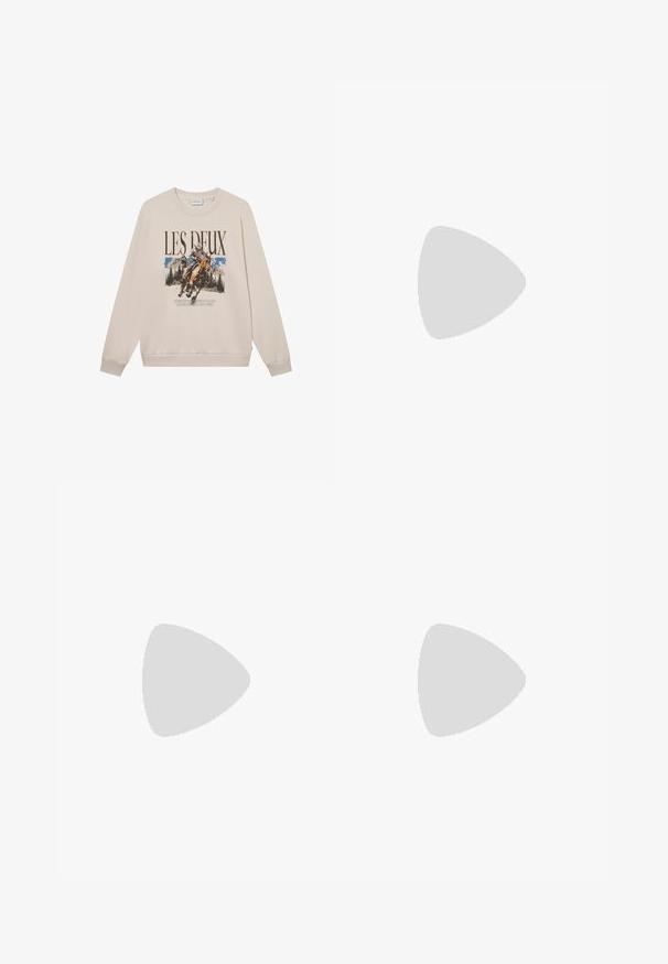 Sweatshirt beige à manches longues, encolure ronde et motif à l'avant représentant un cavalier et des montagnes. Matière douce, coupe décontractée.; T-shirt blanc à manches courtes en coton. Col rond, coupe décontractée, marquage discret sur la poitrine et une étiquette rouge à l'ourlet.; Jean en denim noir à jambes larges avec poches avant, passants pour ceinture et fermeture par boutons, présenté sur un fond clair uni.; Mocassin en cuir noir flottant au-dessus d'un canapé en cuir argenté brillant matelassé à boutons dans un décor minimaliste.