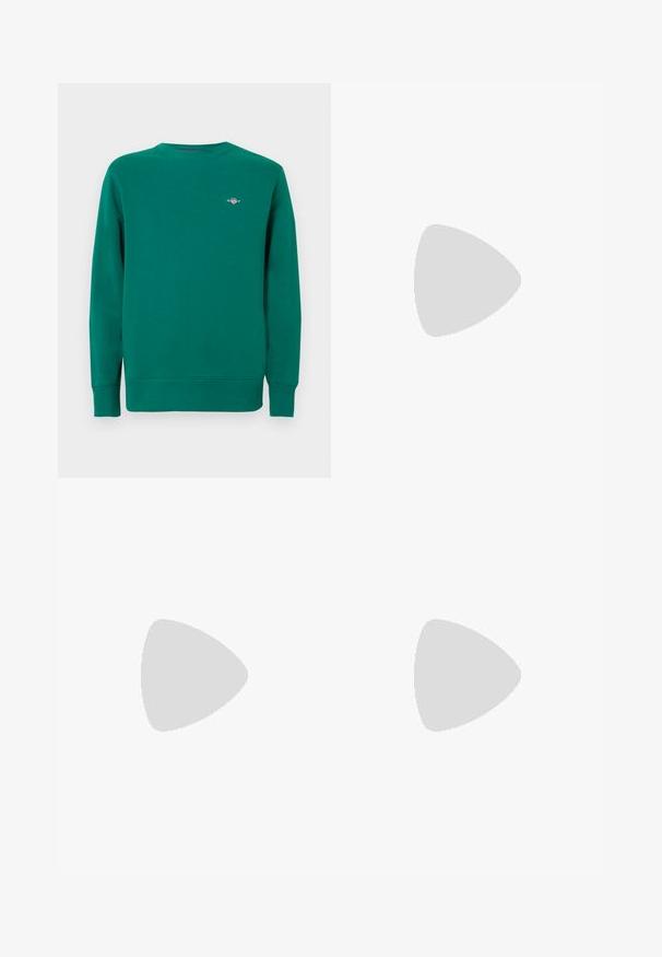 Sweat-shirt vert en tissu texturé, avec col rond et poignets côtelés. Comprend un petit logo sur le côté gauche de la poitrine.; T-shirt en coton blanc avec un col haut et des manches courtes. Présente le logo "SAMSØE SAMSØE" en noir sur le devant. Texture lisse.; Jean en denim bleu, coupe droite décontractée, avec poches avant, passants de ceinture et une boucle latérale sur la jambe droite.; Chaussure à lacets en cuir marron avec une finition texturée, semelle en caoutchouc de couleur crème, coutures décoratives et accents en métal sur les côtés.