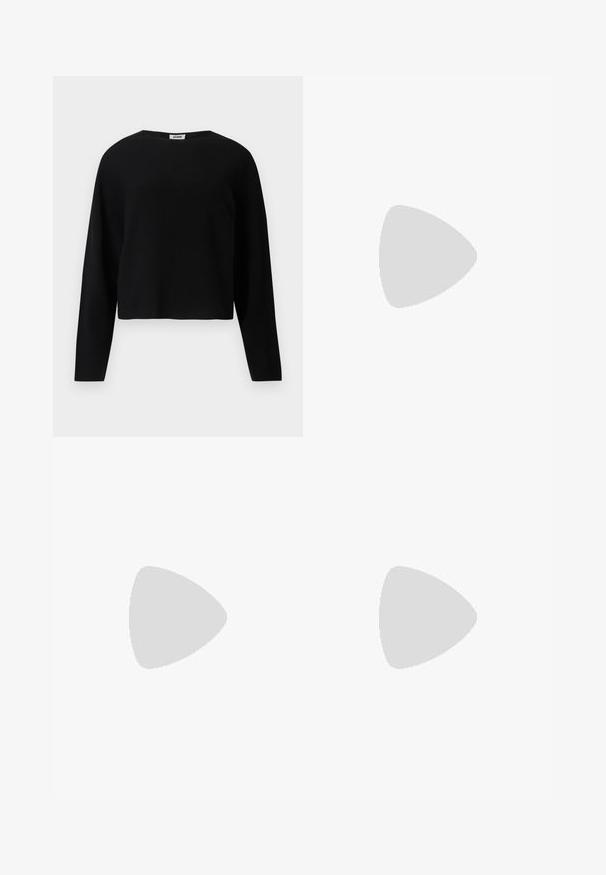 Pull en maille noir à manches longues, court, avec un col rond et une coupe décontractée, présenté sur un fond blanc.; Jeans bleu clair taille haute à jambes droites avec bouton à l'avant, fermeture éclair et design à cinq poches sur fond blanc.; Jambes portant des leggings côtelés foncés associés à des ballerines noires avec de petits détails en nœud sur fond blanc.; Sac à épaule rectangulaire noir avec de longues bretelles fines et une texture lisse et brillante sur un fond uni.