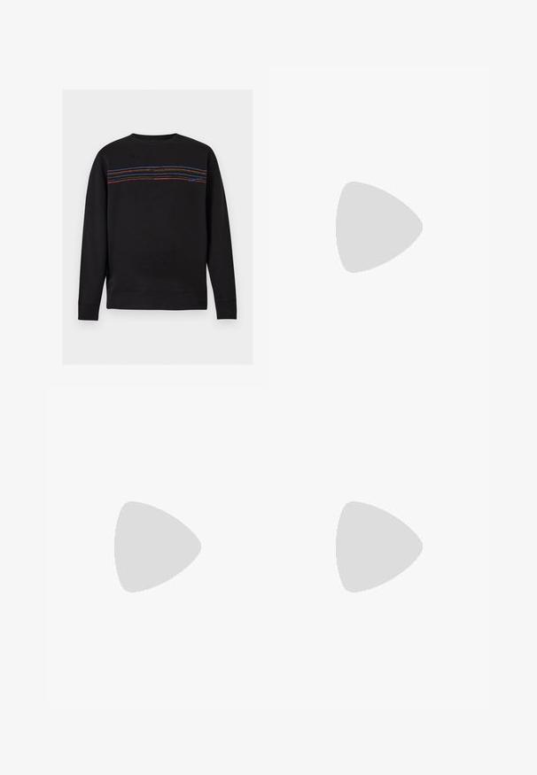 Sweat-shirt noir col rond à manches longues avec cinq bandes horizontales cousues en bleu, orange et rouge sur la poitrine.; Chemise pour homme à manches longues avec boutons, présentant des rayures verticales étroites de plusieurs couleurs, notamment rouge, bleu et noir, sur un fond beige.; Jean en denim bleu avec une taille haute, une coupe droite, un style à cinq poches et des coutures orange contrastées. Texture lisse.; Baskets noires et beiges avec une tige en cuir et suède, bout arrondi, accents texturés et lacets blancs sur une semelle légère.