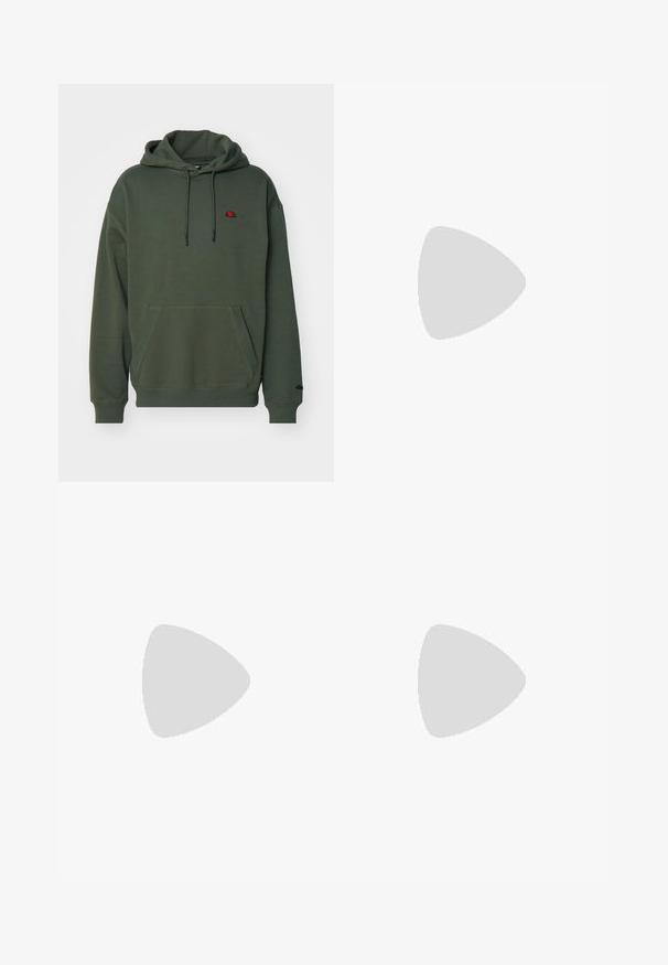 Sudadera verde oliva con bolsillo canguro, cordones ajustables, puños acanalados y un pequeño logo bordado en el pecho. Textura de tela suave.; Camiseta negra de manga corta con cuello redondo, bolsillo en el pecho y pequeña etiqueta roja con el logo de Levi's en el bolsillo, sobre un fondo claro y sencillo.; Pantalones cortos grises hechos de tejido resistente, con un corte recto, dos bolsillos laterales y un pequeño logo en el bolsillo trasero.; Zapatilla blanca con acentos beige, que presenta un upper texturizado, punta redonda y suela de goma gruesa. El diseño incluye el icónico logo V y marcas.