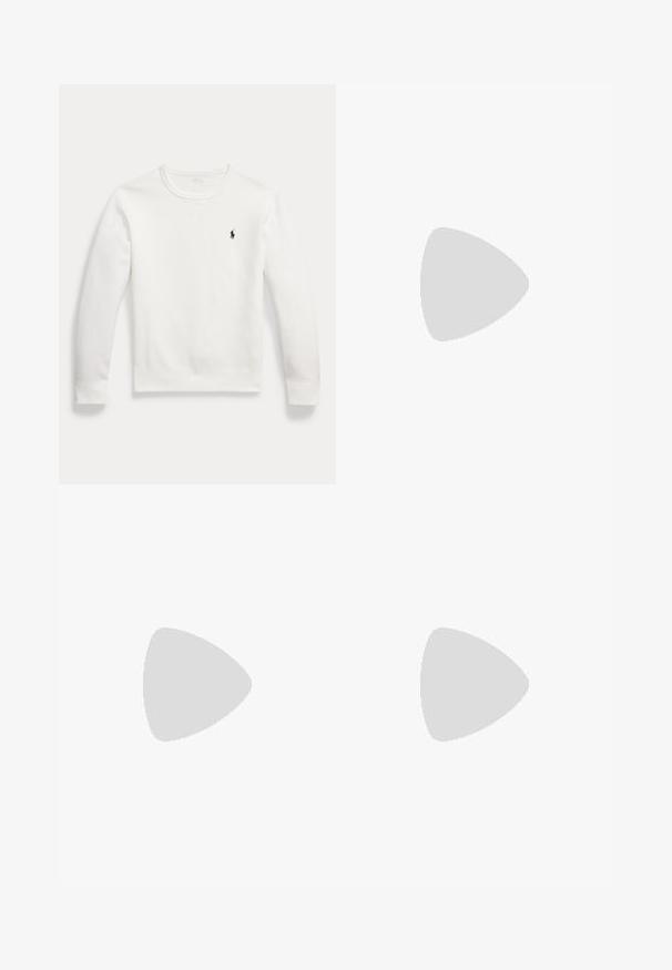 Hvid langærmet crewneck-sweatshirt med en lille sort broderet Polo Ralph Lauren-logo på venstre bryst.; Lysegrå skjorte med knapper lavet af bomuld, med et ternet mønster, der har krave, lange ærmer og et lille broderet logo på brystet.; Beige bukser med lige ben, bæltestropper og frontlynlås, lagt fladt mod en hvid baggrund.; Brun ruskindslipper med hvid sål og beige syninger langs tåen og øverste kant vist i sideprofil på ensartet baggrund.