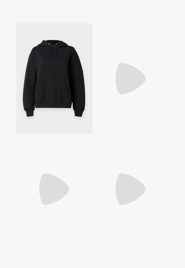 Sweat à capuche noir oversize avec cordons, poignets côtelés, poche kangourou à l'avant, et coupe décontractée sur fond blanc.; Pantalon de jogging gris clair avec taille élastique et cordon de serrage, coupe à jambe droite, présenté à plat sur un fond blanc.; Baskets en daim et cuir noir avec un swoosh latéral crème et un talon crème clair. Dotées de lacets beige et d'une semelle en caoutchouc gomme.; Petit sac à main noir brillant avec deux longues anses et des détails à cordon sur les côtés sur un fond clair uni.