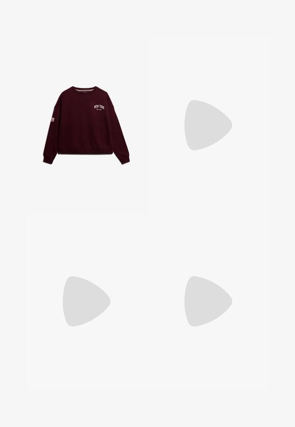Bordeaux sweatshirts med rund halsudskæring, sænkede skuldre og ribbede manchetter. Har "NEW YORK" og "Squady" broderet i hvidt.; Blå vidtsiddende jeans i denim med forlommer og møntlomme foran, knaplukning og falmet vask på lår og knæ.; Beige ruskindssneaker med pink detaljer, tre pink striber, hvide snørebånd og en gennemsigtig gummisål. "Spezial" branding på siden.; Mørkebrun læder skuldertaske med en blød, afslappet form og et snoet knudehåndtag på en ensartet hvid baggrund.