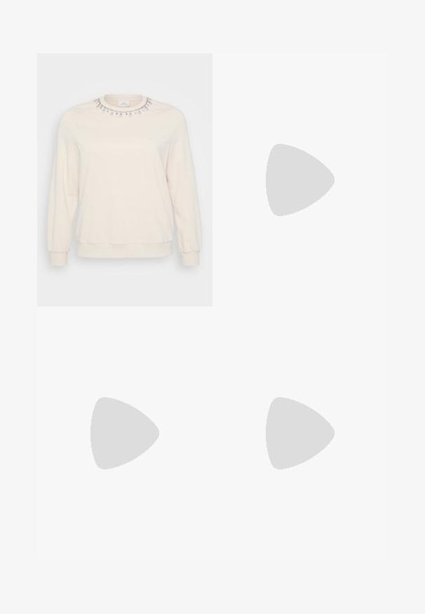 Helle beige Sweatshirt mit langen Ärmeln, Rundhalsausschnitt und dekorativen Kristallverzierungen entlang des Kragens. Weiche Textur.; Schwarze Jeans mit hoher Taille, vorderen Knöpfen, Taschen und weit ausgestellten Beinen, flach auf einem einfarbigen hellen Hintergrund ausgelegt.; Schwarzer Leder-Mule mit Blockabsatz, der auf einer glänzenden silbernen, gepolsterten Oberfläche liegt und sein schlankes Design sowie die geschwungenen Details hervorhebt.; Silberne Creolen mit polierter Oberfläche, die kleine goldene Akzentdetails und eine runde Form aufweisen, am Ohrläppchen getragen.