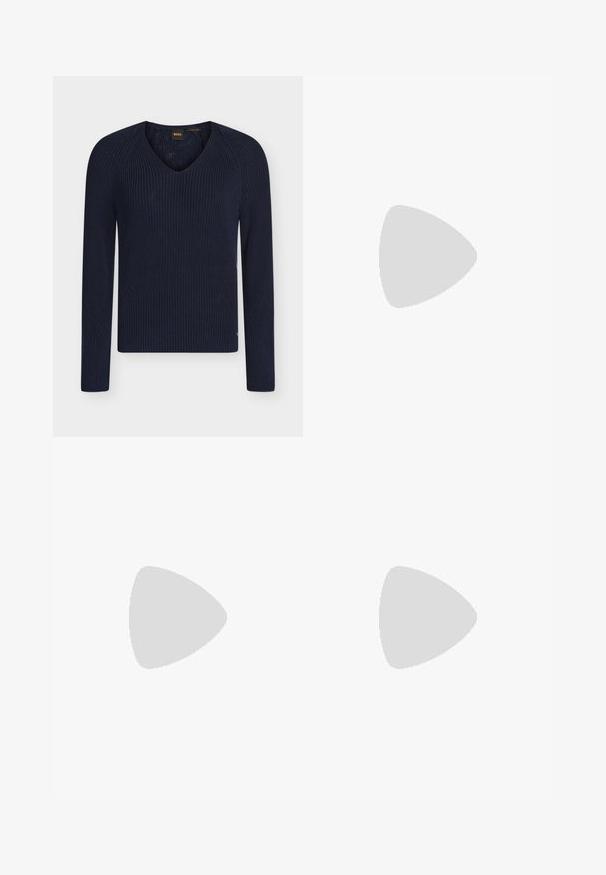 Pull en maille bleu marine à col en V et manches longues avec texture côtelée, fabriqué à partir de fil italien, étiqueté BOSS à l’intérieur du col.; Jupe en denim bleu foncé avec poches avant, fermeture à double bouton, passants pour ceinture et coutures visibles, posée à plat sur un fond blanc.; Bateau en cuir noir avec un bout arrondi, des détails de couture, un petit accent en nœud et une semelle en caoutchouc. Texture lisse et design épuré.; Sac à bandoulière en cuir noir de forme rectangulaire incurvée, avec une chaîne dorée tissée dans la bandoulière noire tressée et une fermeture éclair sur le dessus.
