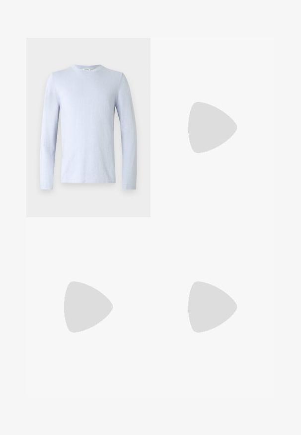 T-shirt à manches longues bleu clair en tissu lisse, avec un col rond et des coutures minimales, présentant un design simple sans motifs ni accents.; Chemise à manches longues boutonnée avec petit motif à carreaux noir et blanc et une poche poitrine sur fond clair.; Jean droit en denim bleu foncé avec cinq poches, coutures contrastantes orange, bouton argenté et petit logo sur la poche avant droite.; Mocassin en cuir noir flottant au-dessus d'un tapis beige avec des meubles arrondis marron en arrière-plan.
