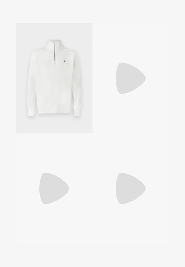 Sweat-shirt blanc à enfiler, col demi-zip, manches longues, en coton, détail discret du logo sur la poitrine. Texture lisse, coupe décontractée.; Chemise à manches longues à rayures verticales blanches et gris clair, avec poche poitrine et petit logo sur la poche, boutons au col.; Jean droit en denim bleu foncé avec design à cinq poches et fermeture par boutons, présenté sur un fond clair uni.; Chaussure slip-on en cuir noire avec un bout rond, un dessus texturé, des coutures rouges contrastantes et un petit talon. Présente une languette en boucle.