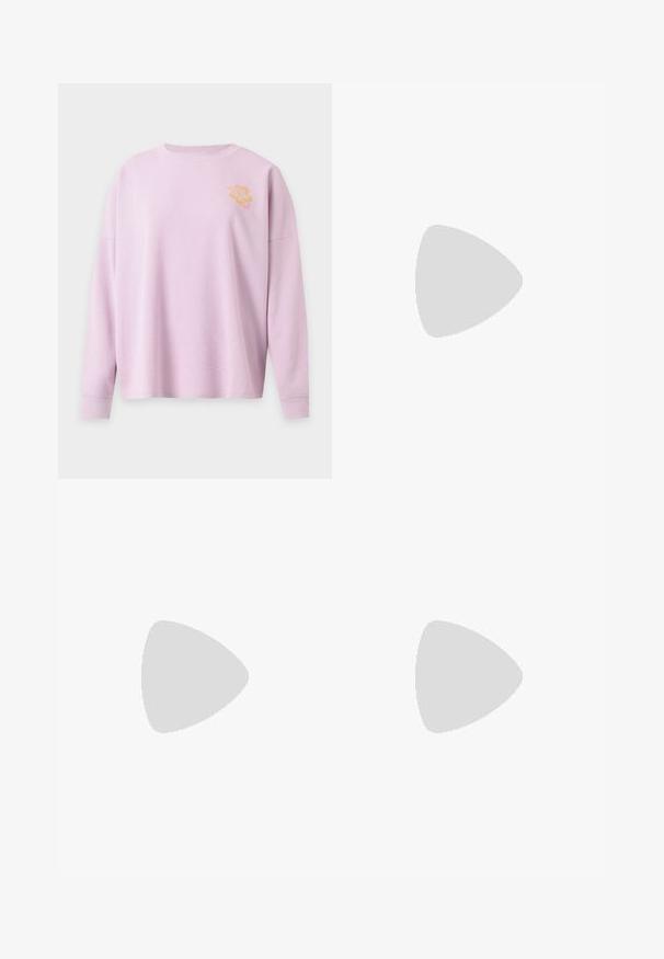 Pull rose clair à manches longues en maille gaufrée avec col rond et petit motif de fleur d’hibiscus jaune sur la partie supérieure gauche de la poitrine.; T-shirt violet à rayures avec une poche sur la poitrine gauche, présentant des rayures noires horizontales. Tissu doux, manches courtes, col rond.; Pantalons larges dans une teinte lavande douce, en denim. Comprend cinq poches, une fermeture à bouton et des accents de couture subtils.; Sneaker en cuir noir et suède avec une sangle Velcro, arborant trois bandes blanches et une semelle en caoutchouc, étiqueté "SAMBA" sur le côté.