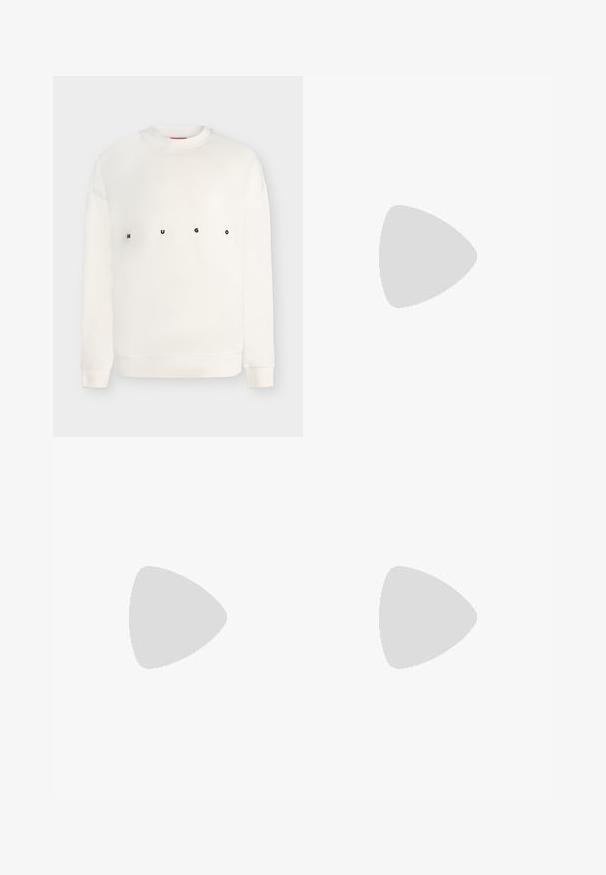Sweat-shirt blanc à manches longues avec col rond, imprimé "HUGO" en lettres noires espacées sur la poitrine.; T-shirt marron clair à manches courtes et col rond avec petit logo blanc "BOSS" sur la poitrine gauche, présenté sur un fond uni clair.; Jean en denim bleu coupe droite avec fermeture avant par bouton et zip, poches avant et passants de ceinture sur un fond uni.; Mocassin noir en cuir sans lacets exposé sur un tapis beige à côté d'une table en verre ambré de forme incurvée dans une pièce aux tons neutres.