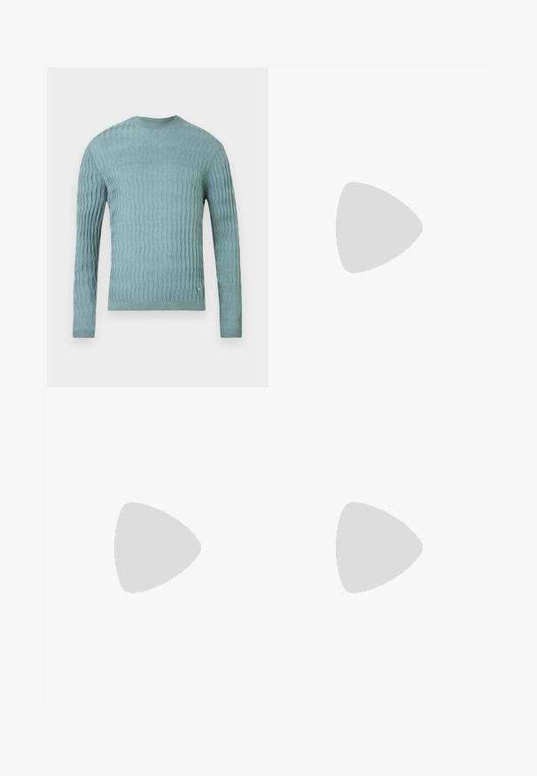 Lyseblå sweater lavet af blødt stof med et struktureret bølgemønster, lange ærmer og rund hals. Ingen bemærkelsesværdige hardware eller detaljer.; Enkelt sort t-shirt med korte ærmer og rund halsudskæring med subtilt lille logo på brystet og en synlig mærkat ved halsen på grå baggrund.; Mørkeblå straight-leg jeans med knap foran, lynlås og fem-lomme design på en ensfarvet lys baggrund.; Grå lavtops ruskindssneaker med sorte snørebånd og hvid gummisål, sidevisning, der viser mærkenavnet på hælflappen.