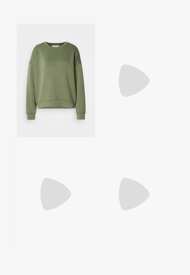 Sweatshirt vert olive en tissu doux. Il présente un col rond, des épaules tombantes et une taille crop avec des poignets côtelés.; Jupe en cuir noir avec une silhouette évasée, présentant des coutures visibles et une texture lisse. Conception mi-longue avec une coupe classique.; Bottes en cuir noires arrivant au genou, avec un bout carré, un large talon et une sangle décorative avec des accents métalliques autour de la cheville. Texture lisse.; Sac d'épaule rectangulaire noir avec une sangle réglable unique et une fermeture éclair supérieure sur un fond uni.