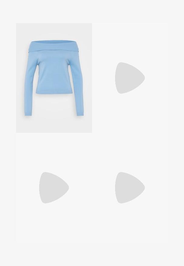 Haut à manches longues bleu clair, décolleté bardot, avec un col et des poignets côtelés, au design ajusté, en tissu léger et lisse.; Leggings noires évasées en matériau extensible. Dotés d'une taille haute et d'une texture lisse. Se terminent par un ourlet évasé.; Chaussure plate en cuir verni noir avec un bout pointu, une sangle de cheville avec boucles, et une texture lisse et brillante. Talon bas pour le confort.; Sac noir en matériau texturé et brillant avec une poignée circulaire torsadée et une fermeture éclair. Présente un design doux et froissé.