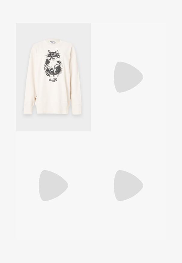 Sweatshirt blanc Moschino présentant un chat noir et blanc portant des lunettes et un nœud papillon, avec le texte "Moschino Jeans" en dessous.; T-shirt en coton noir avec un col rond et des manches courtes. "MOSCHINO" en strass sur la poitrine, avec "SINCE 1983" en dessous.; Pantalons noirs de poids moyen avec une taille à cordon, design à jambe droite et sans motifs ni accents visibles. Texture lisse.; Chaussure à talon haut en cuir verni noir à bout pointu avec un talon aiguille fin et un accent doré près du contrefort.
