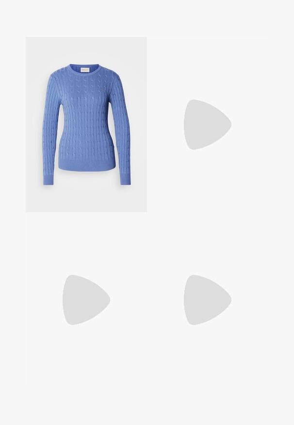 Pull en maille torsadée bleu avec encolure ronde et poignets côtelés. Confectionné dans un matériau doux avec un discret logo sur la poitrine.; Pantalon marron en tissu mélange de coton. Coupe droite avec une texture lisse et sans motifs ni ornements visibles.; Bottine en cuir noir avec un bout pointu et un talon modéré, présentant une texture lisse et un design minimaliste, placée sur un fond à motifs.; Paire de boucles d'oreilles anneaux argentés brillants avec un design torsadé et ondulé, présentée sur un fond clair uni.