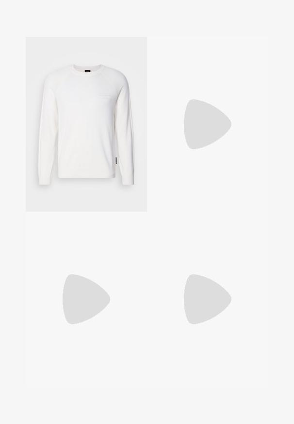 Valge pika varrukaga sviiter, mis on valmistatud pehmest kangast, ribitud kaeluse ja mansettidega, rinnal on diskreetne logo.; Kõrge vöökohaga mustad denimsid, millel on nööp ja luku sulgemine, ees- ja tagataskud ning sirge lõikega.}}]}; Valged spordijalatsid siledast nahast, ümar varvas, neli silmaauku, kerged perforatsioonid ja punane logo külje peal.; Must crossbody-kott esikülje luku tasku, tekstuurse pinnaga ja reguleeritava rihmaga, riputatud lihtsa heleda tausta vastu.