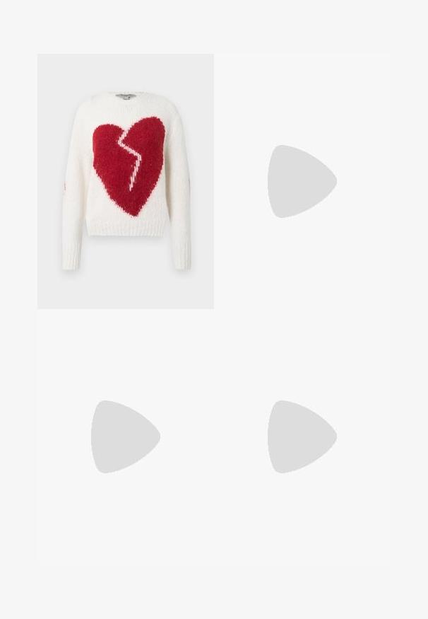 Pull en tricot blanc avec un grand motif de cœur brisé rouge. Il présente des manches longues, un ourlet côtelé, une texture douce et une coupe décontractée.; Pantalons larges noirs avec une texture lisse, dotés d'une taille et d'une fermeture à bouton. Design simple, adapté à diverses occasions.; Bottine en cuir noir avec bout pointu et petit talon kitten sur fond clair, vue côté extérieur.; Sac à épaule en cuir noir avec forme triangulaire incurvée, une seule sangle ajustable, et une couture diagonale visible à l'avant.